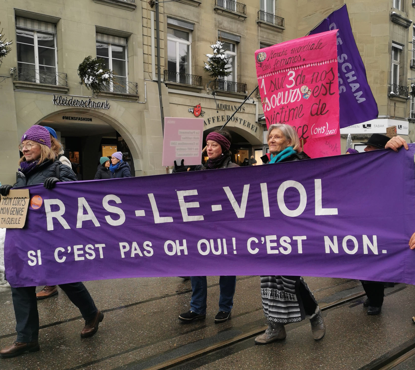 feministes manifestent a Berne contre les violences basees sur le genre 01